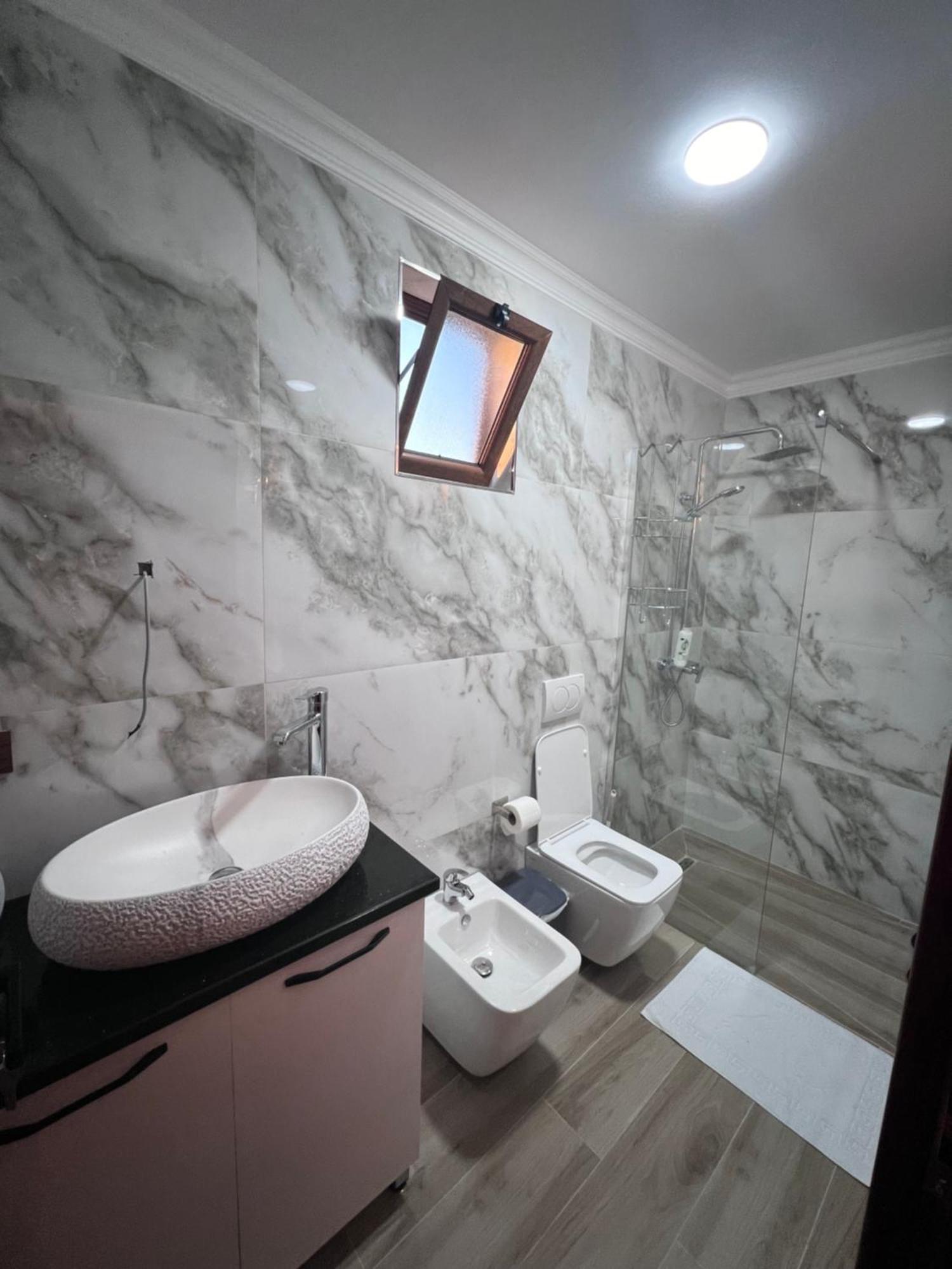 Hotel Megniar Lushnjë Eksteriør billede