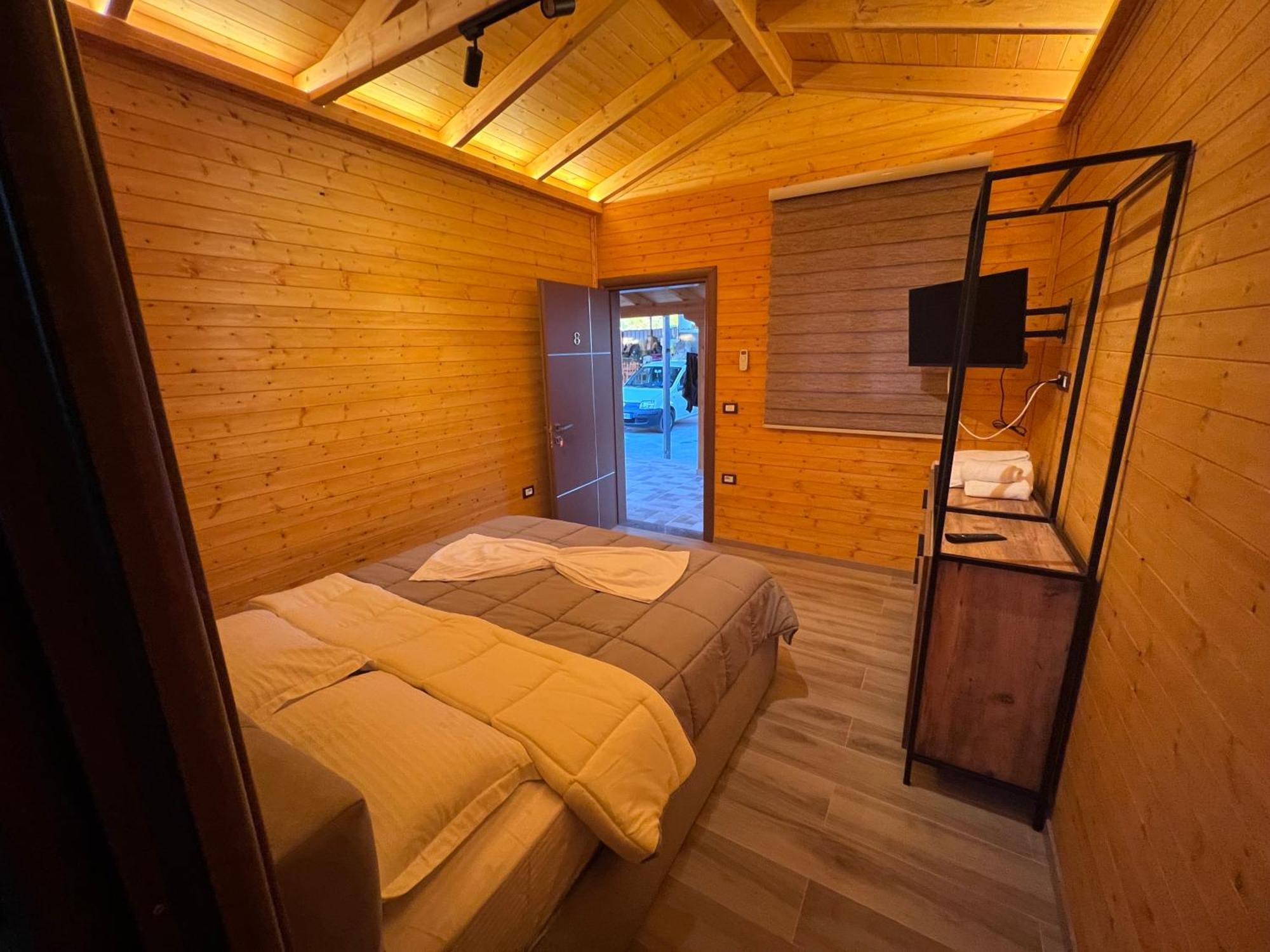 Hotel Megniar Lushnjë Eksteriør billede